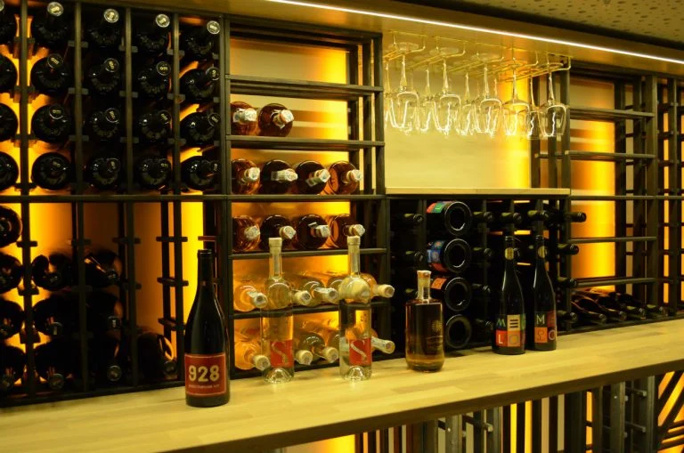 Vinkjelleren hos Amici Miei med egenimporterte italienske viner